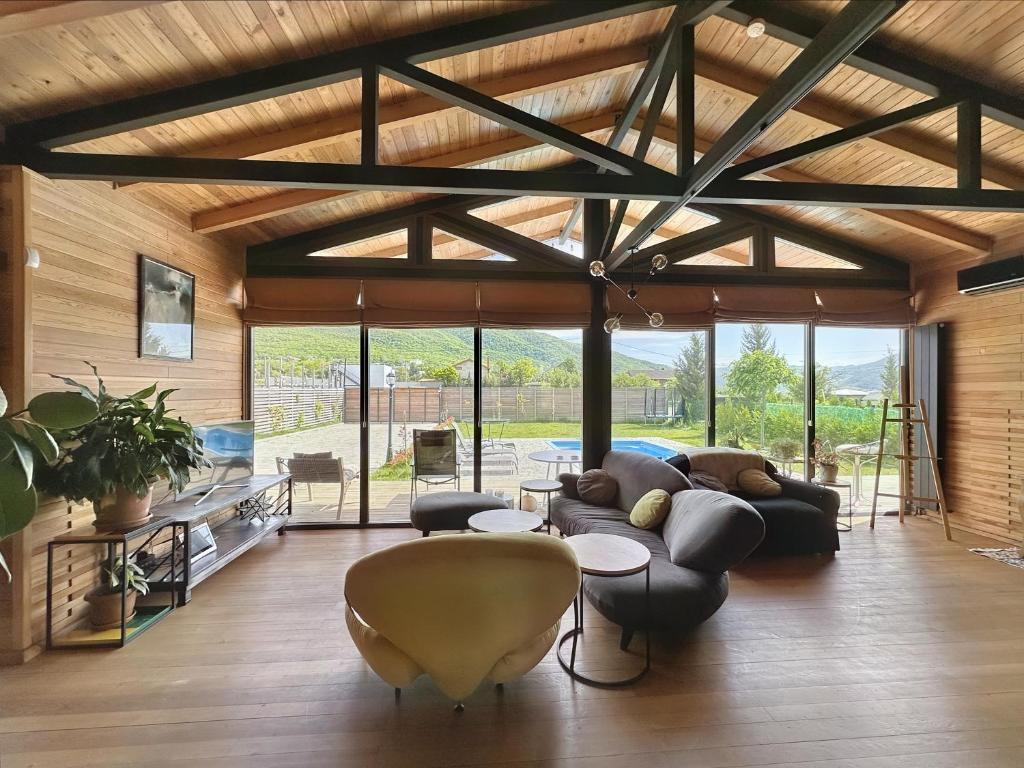 Posezení v ubytování Eco Saguramo Chalet
