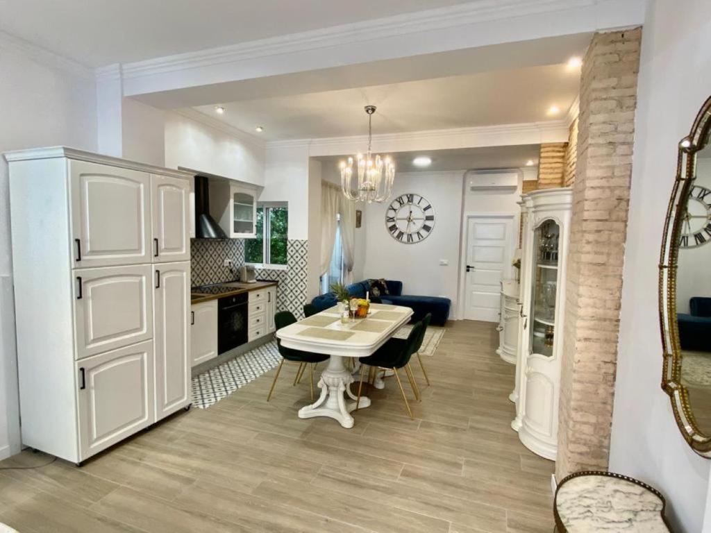 cocina y sala de estar con mesa blanca y sillas en Marin Beach Apartment Malvarrosa, en Valencia