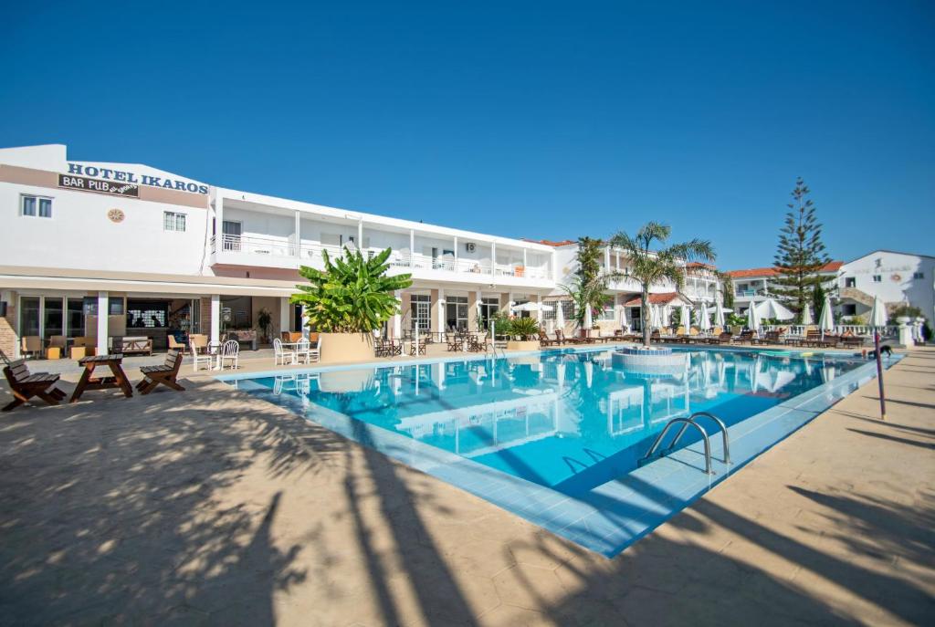 una gran piscina frente a un hotel en Ikaros hotel, en Laganas