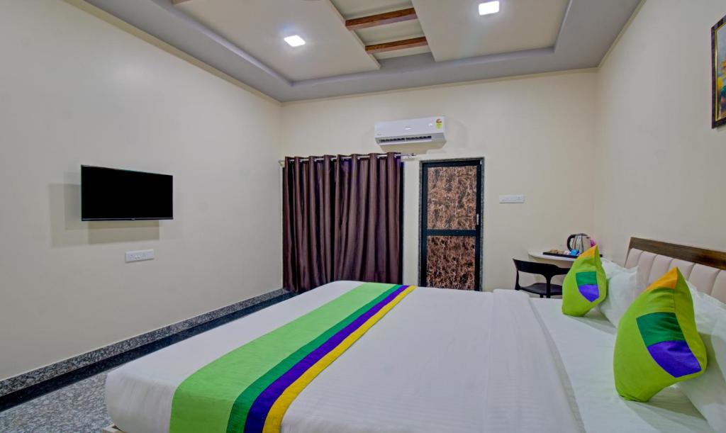 Postel nebo postele na pokoji v ubytování Treebo Royal, Chandrapur