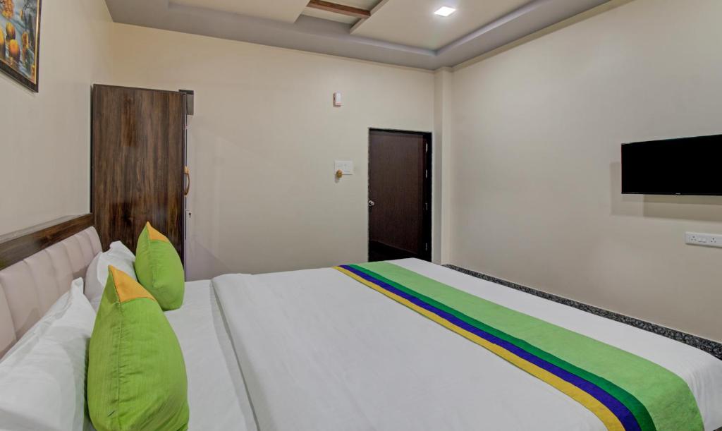 Postel nebo postele na pokoji v ubytování Treebo Royal, Chandrapur