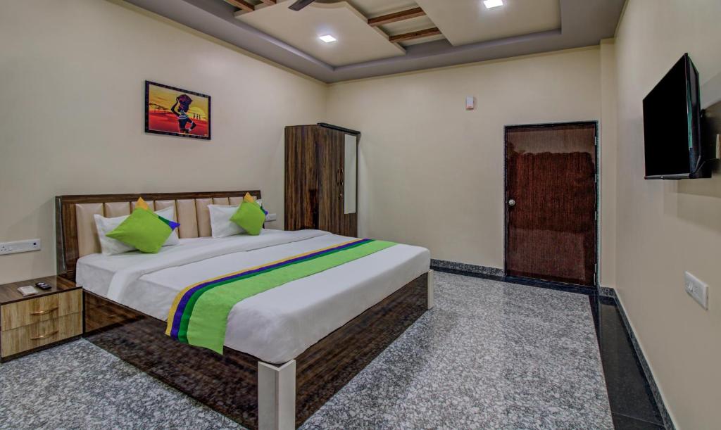 Postel nebo postele na pokoji v ubytování Treebo Royal, Chandrapur