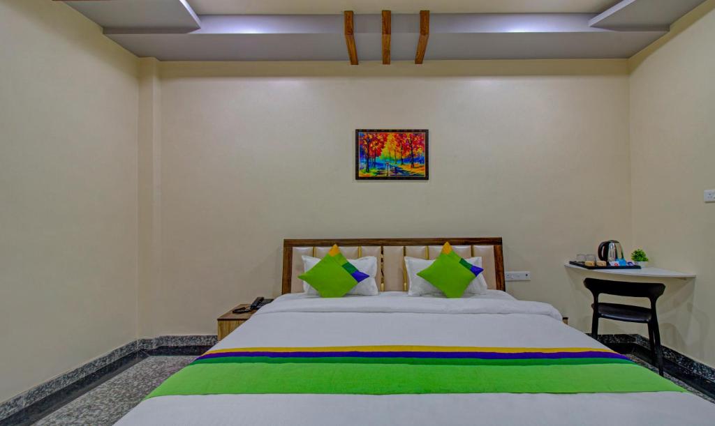 Postel nebo postele na pokoji v ubytování Treebo Royal, Chandrapur
