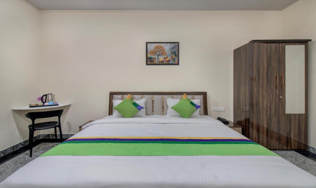 Postel nebo postele na pokoji v ubytování Treebo Royal, Chandrapur