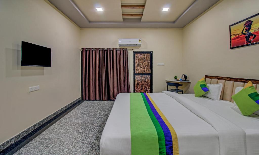 Postel nebo postele na pokoji v ubytování Treebo Royal, Chandrapur