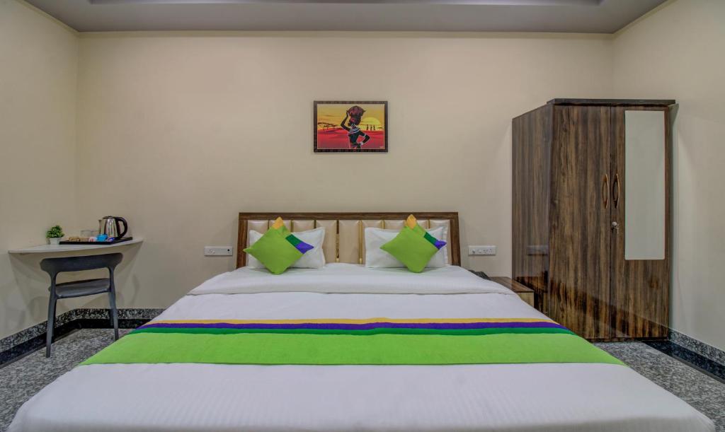 Postel nebo postele na pokoji v ubytování Treebo Royal, Chandrapur