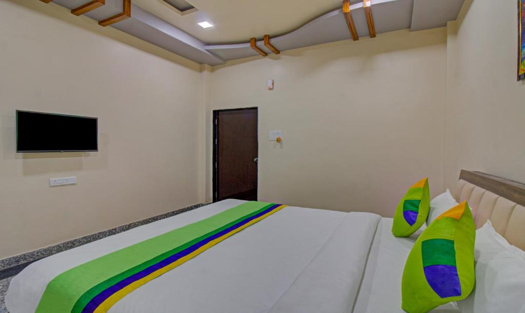 Postel nebo postele na pokoji v ubytování Treebo Royal, Chandrapur