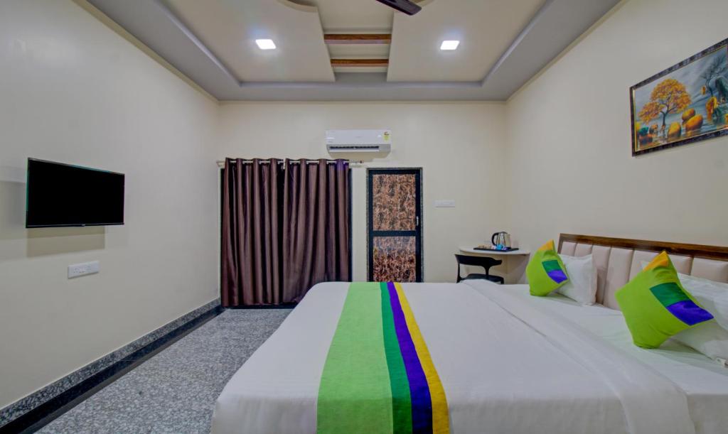 Postel nebo postele na pokoji v ubytování Treebo Royal, Chandrapur