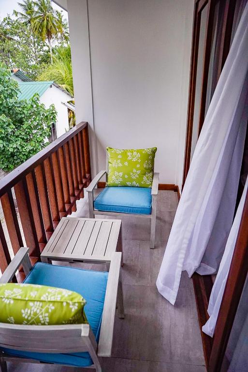 Balkón nebo terasa v ubytování Akiri Dhigurah