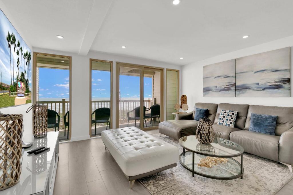 南帕諸島的住宿－Spectacular Ocean-View Condo in Beachfront Resort，客厅配有沙发和桌子