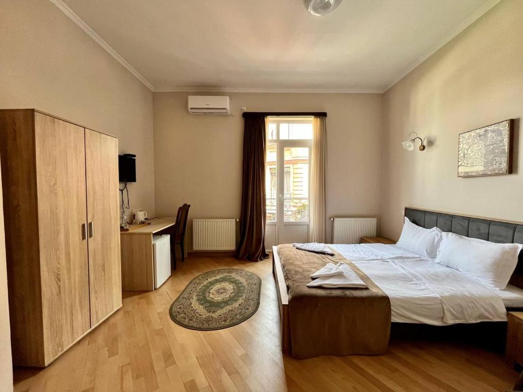 Postel nebo postele na pokoji v ubytování Tamarisi Old Tbilisi