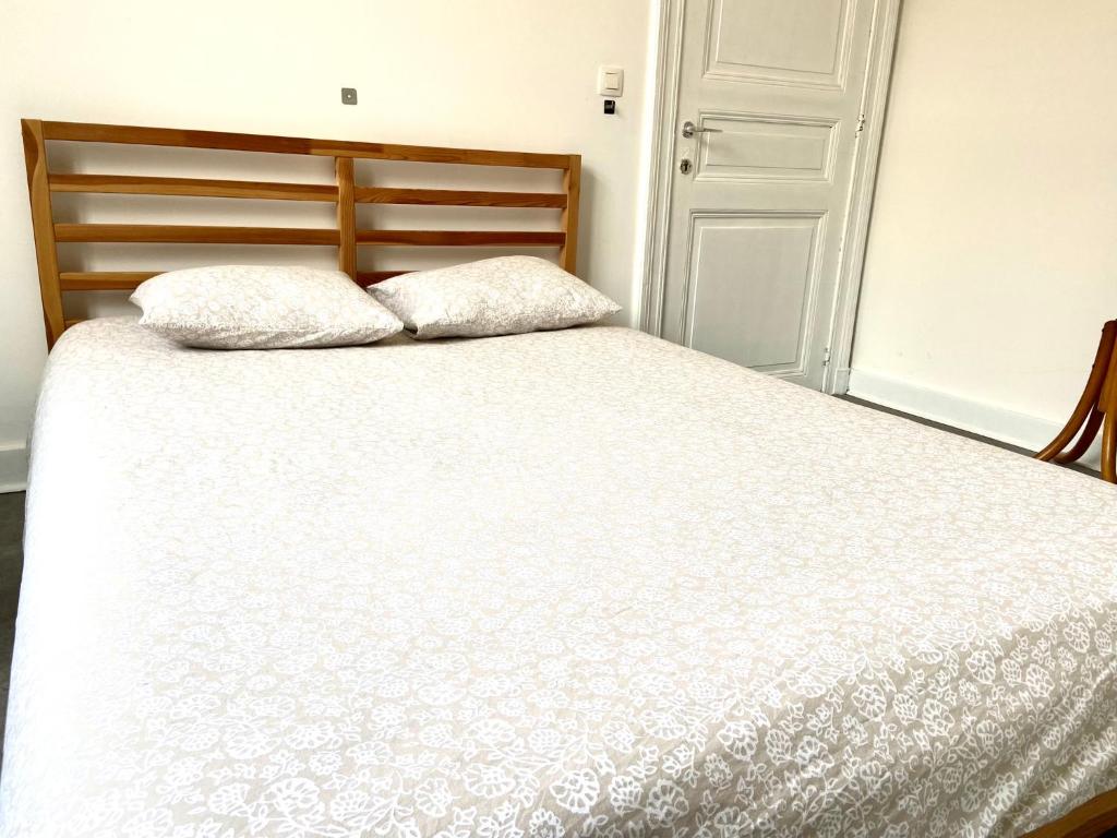 Postel nebo postele na pokoji v ubytování Au logement mosan