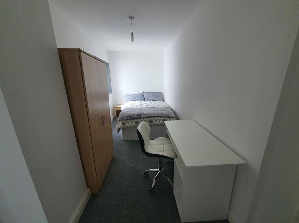En eller flere senger på et rom på Private Double Room B Burnley