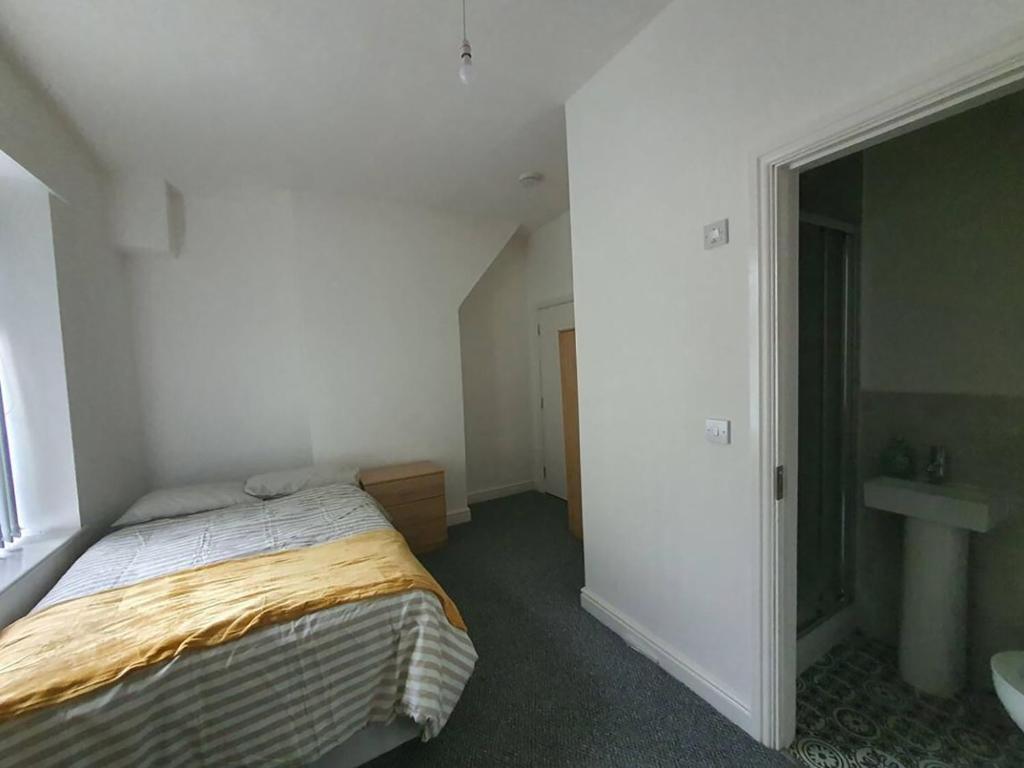 バーンリーにあるDouble Room En-suiteC Burnley City Centreのベッドと洗面台のある小さな寝室