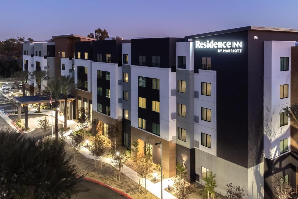 uma representação artística do edifício de apartamentos à noite em Residence Inn by Marriott Anaheim Brea em Brea