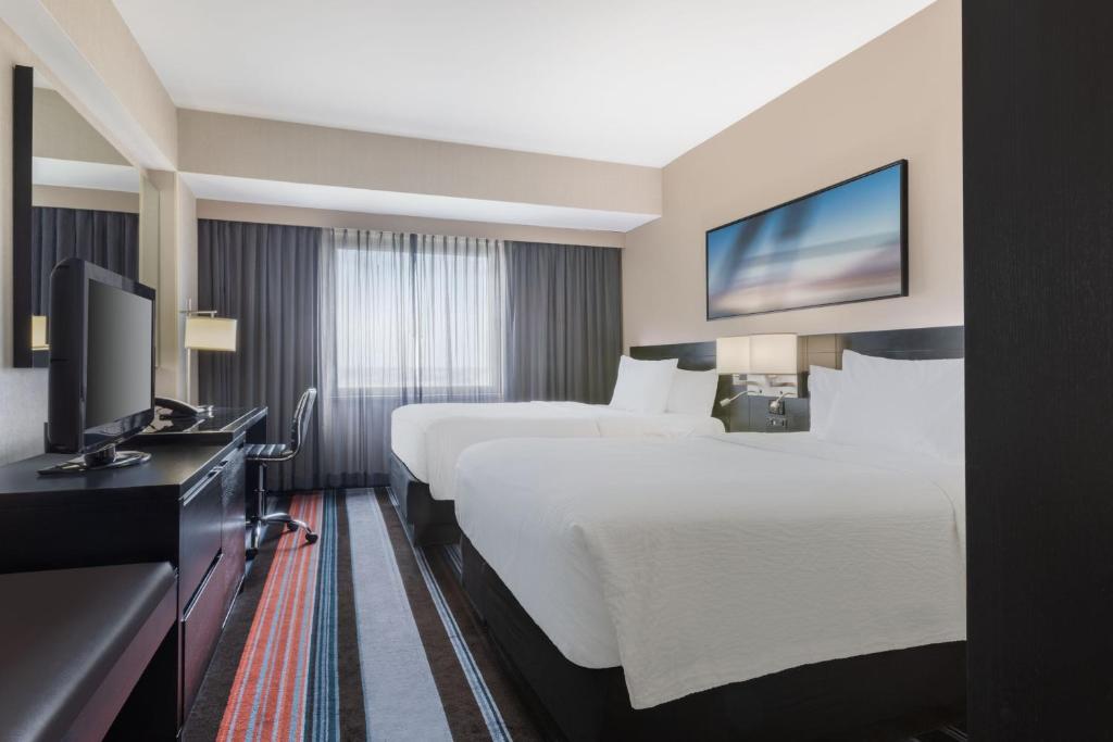 Postel nebo postele na pokoji v ubytování Courtyard by Marriott New York JFK Airport