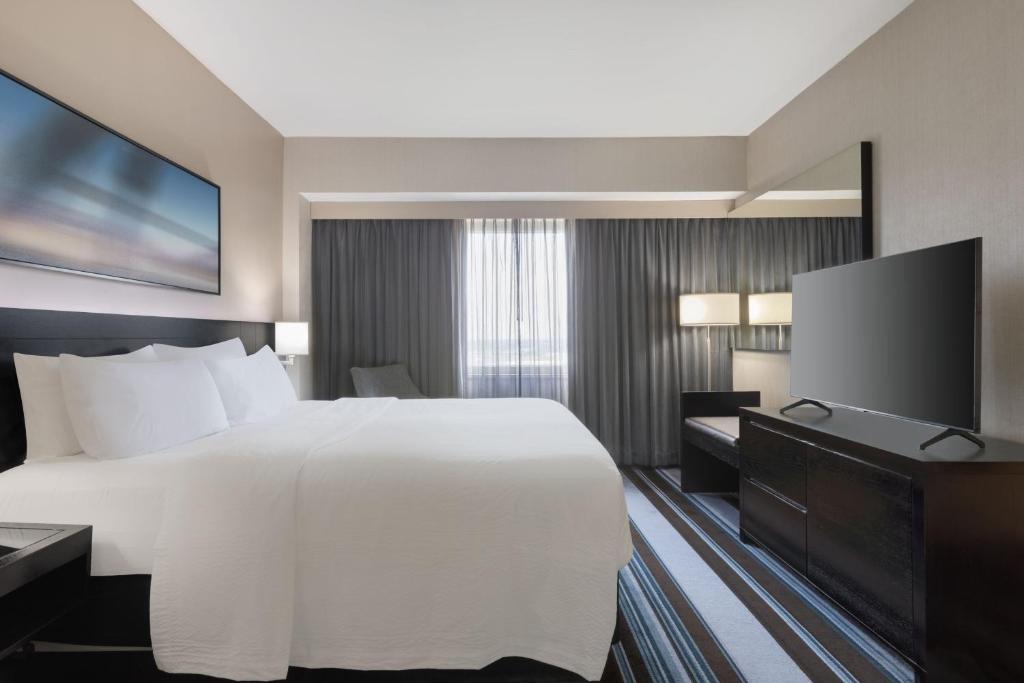 Postel nebo postele na pokoji v ubytování Courtyard by Marriott New York JFK Airport