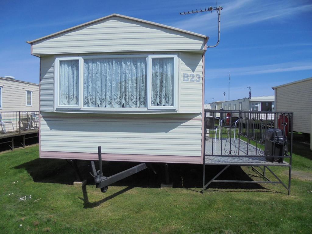 a tiny house on a trailer in a yard at Highfields and Haven 8 Berth Tahiti in Lincolnshire