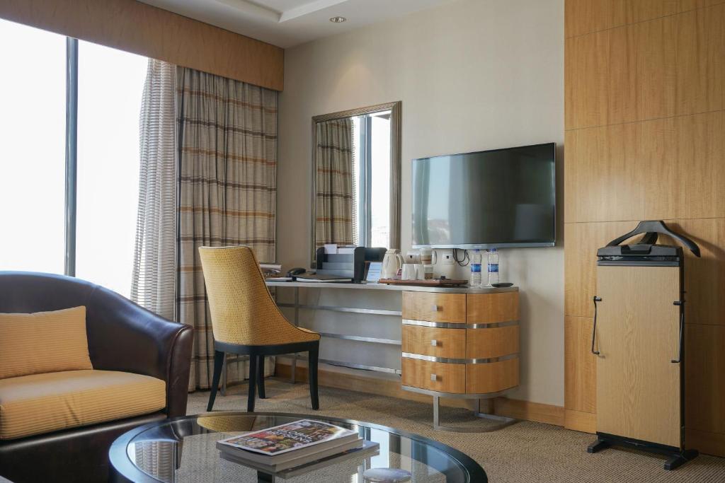 TV a/nebo společenská místnost v ubytování Lugal, a Luxury Collection Hotel, Ankara