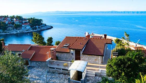 eine Luftansicht eines Hauses mit dem Wasser in der Unterkunft Vila Nada in Prigradica