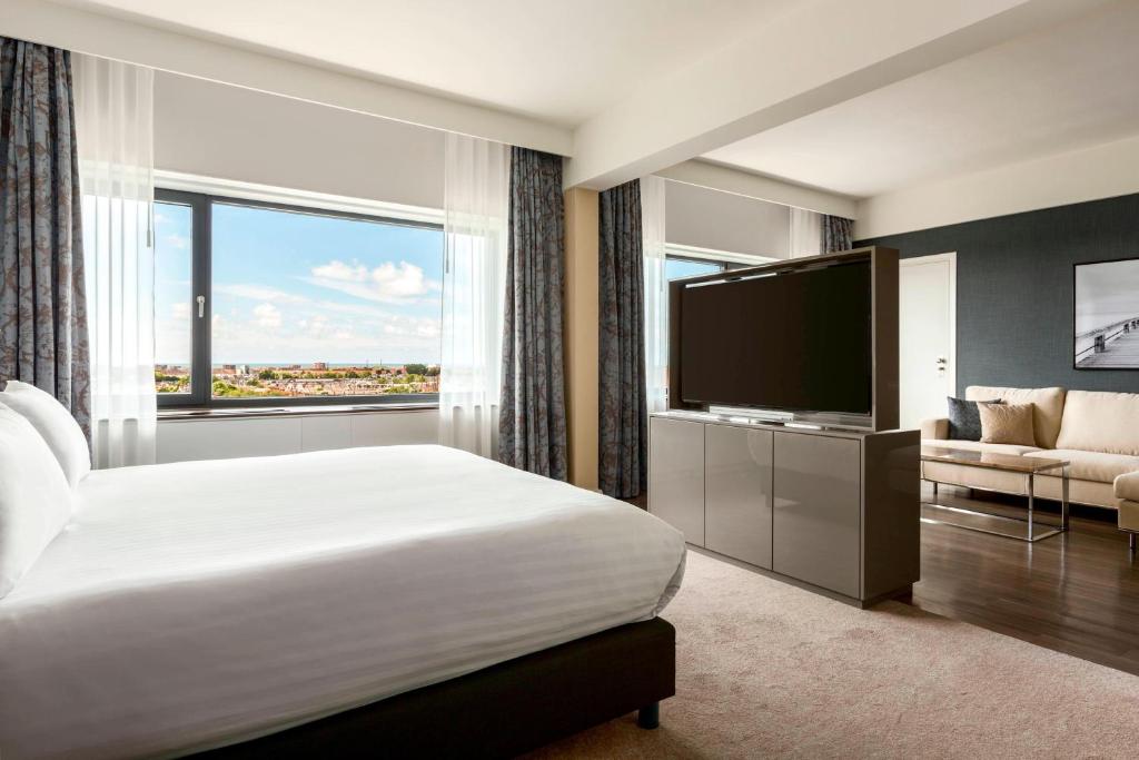 Una cama o camas en una habitación de Marriott Hotel The Hague