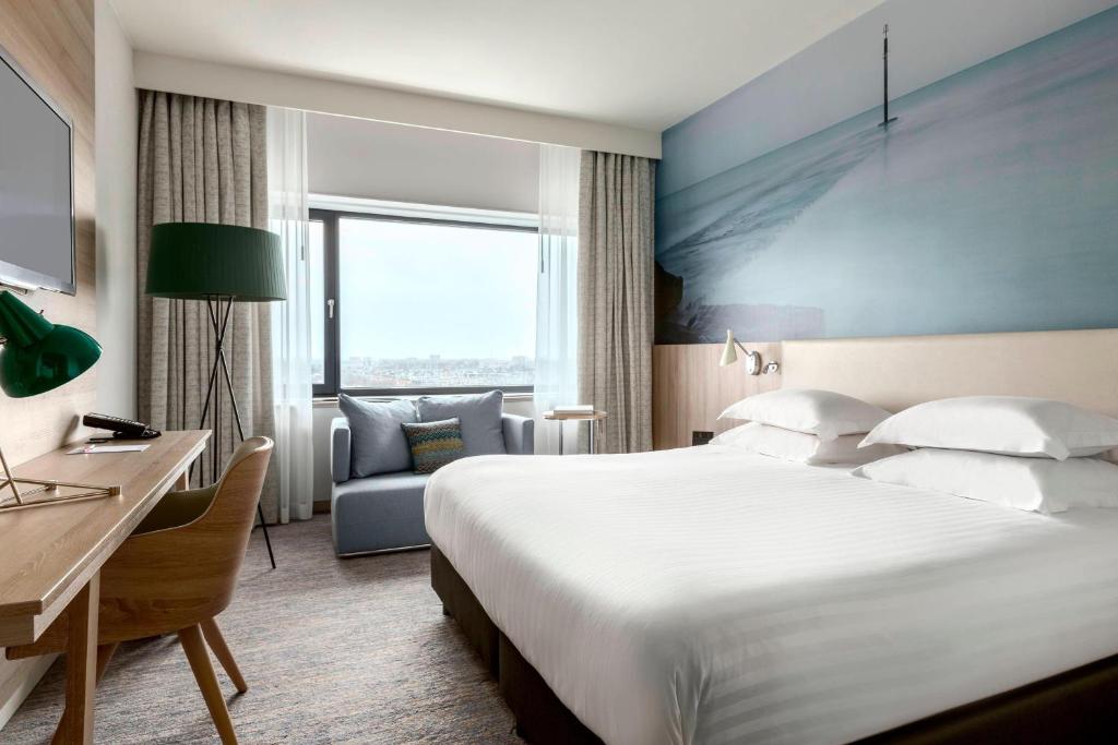 Una cama o camas en una habitación de Marriott Hotel The Hague
