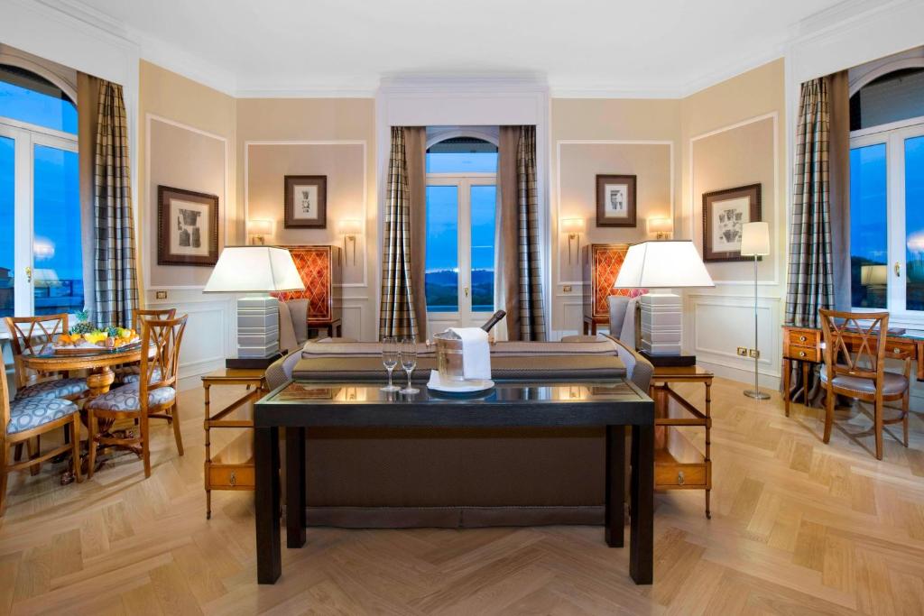 Posezení v ubytování Rome Marriott Grand Hotel Flora