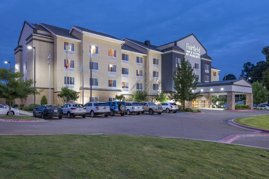 un hôtel avec des voitures garées dans un parking dans l'établissement Fairfield Inn & Suites by Marriott Texarkana, à Texarkana - Texas