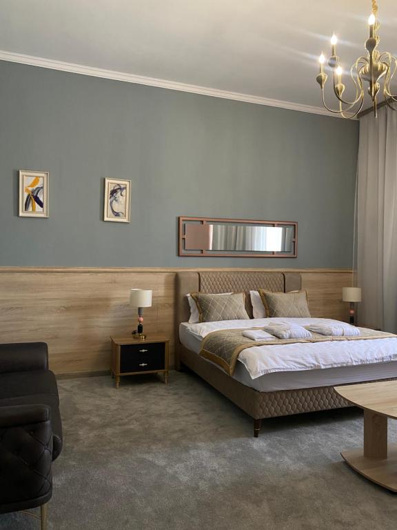 sypialnia z łóżkiem, stołem i krzesłem w obiekcie Думан Холл Отель w mieście Taraz