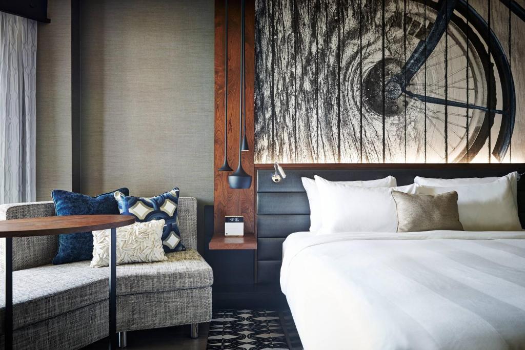 Portland Marriott Downtown Waterfront - Guest Room, 1 King, Willamette River View