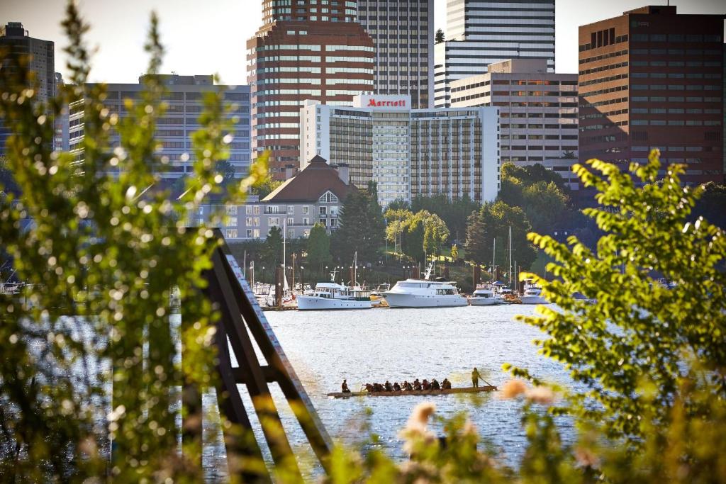 un groupe de personnes dans un bateau sur l'eau dans une ville dans l'établissement Portland Marriott Downtown Waterfront, à Portland