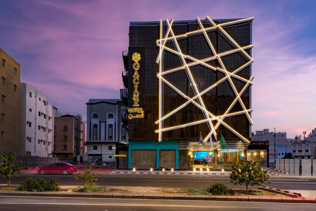 un bâtiment avec un panneau sur son côté dans l'établissement Gacine Hotel Al Tahlia, à Médine