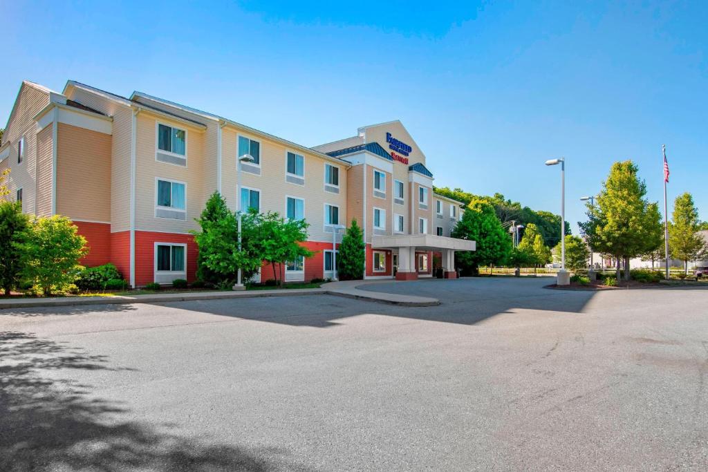 un aparcamiento vacío frente a un edificio en Fairfield Inn & Suites Hooksett, en Manchester