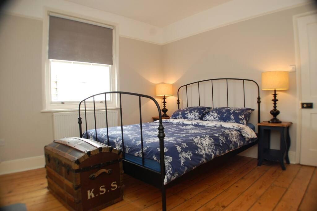 A bed or beds in a room at 2 Bedroom Boutique Maisonette on Kings Road, St Leonards on Sea