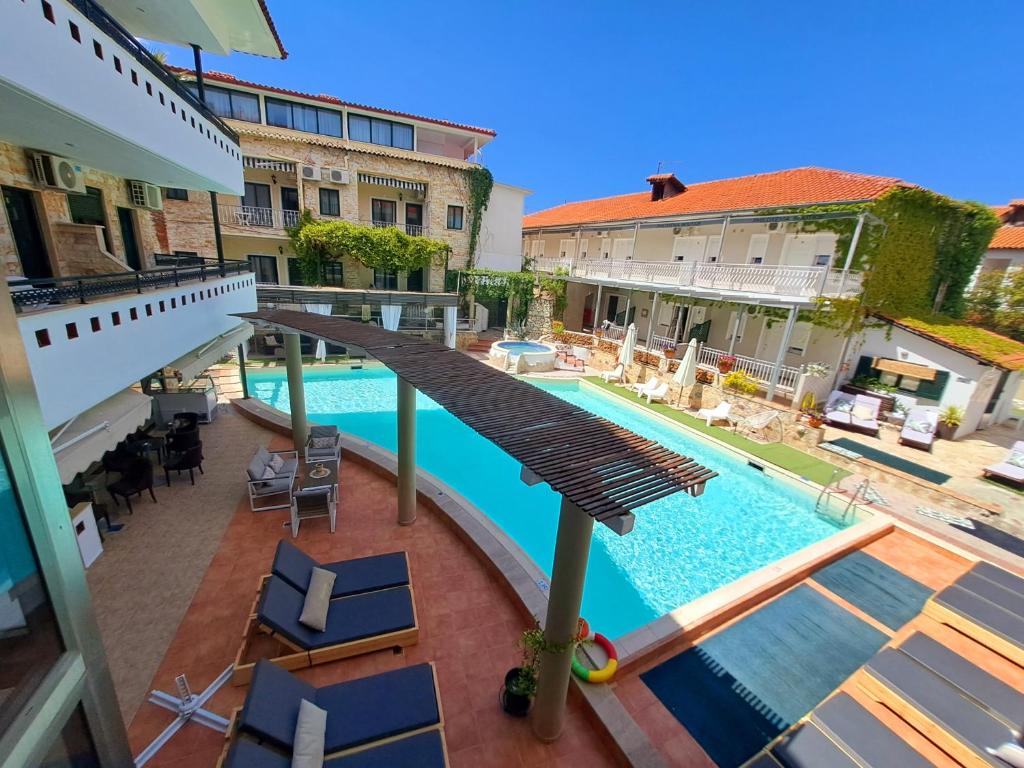 vistas a la piscina desde el balcón de un hotel en Philoxenia Hotel & Villas, en Pefkohori