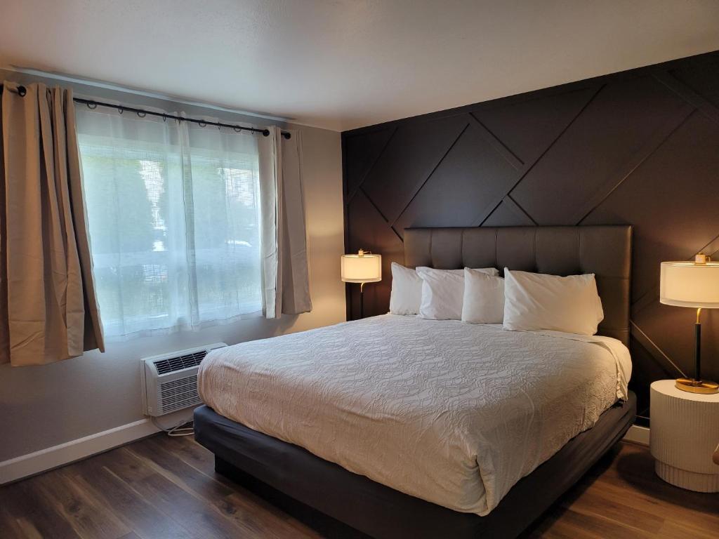 Кровать или кровати в номере Bridge Street Inn