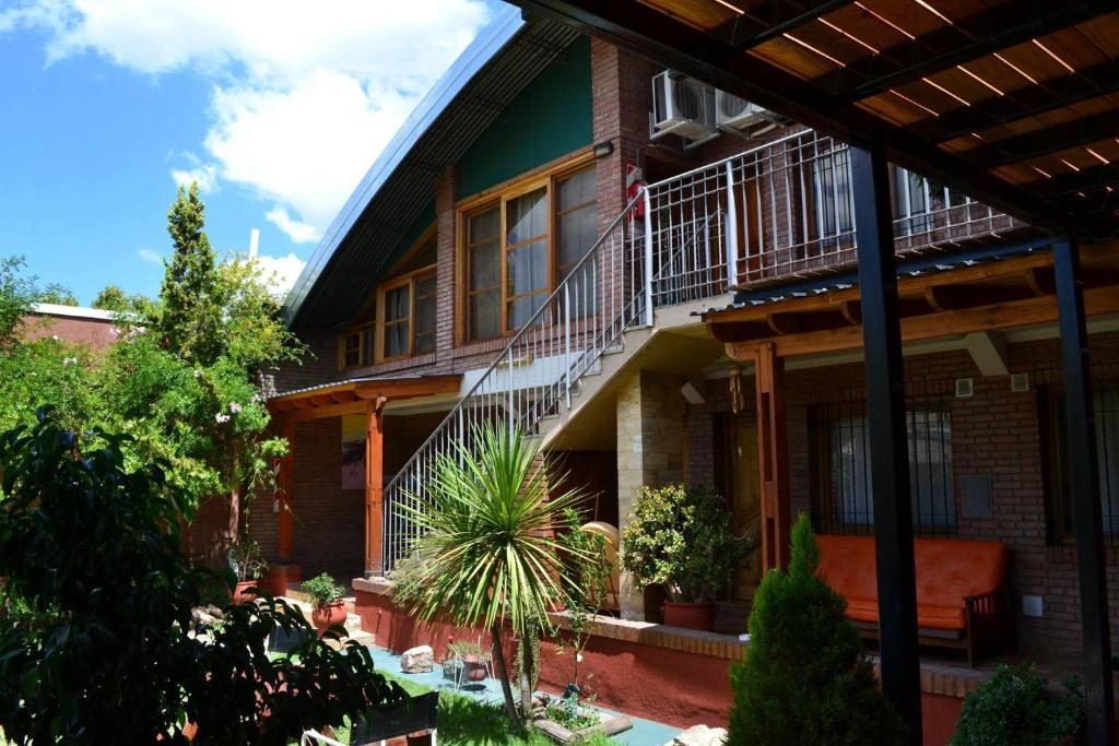 een appartementencomplex met een balkon en planten bij Hotel Francia in San Rafael
