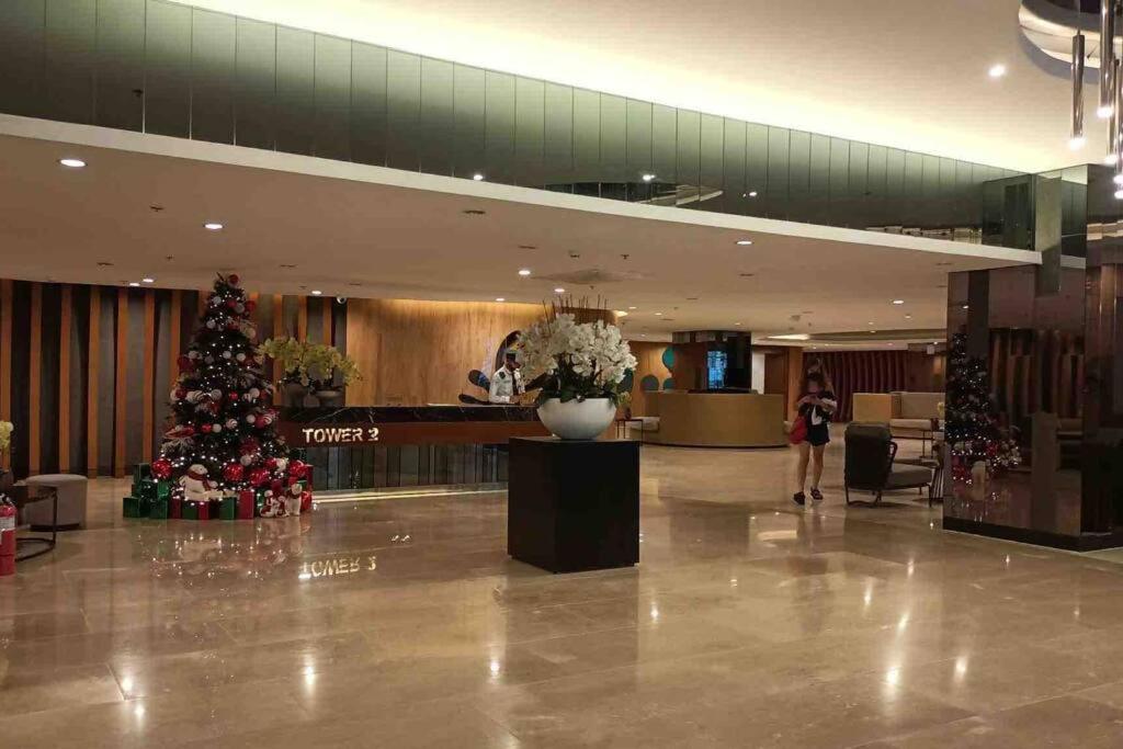 un vestíbulo con un árbol de Navidad y adornos navideños en Shore 2 Staycation - Near Mall of Asia and Casinos en Manila