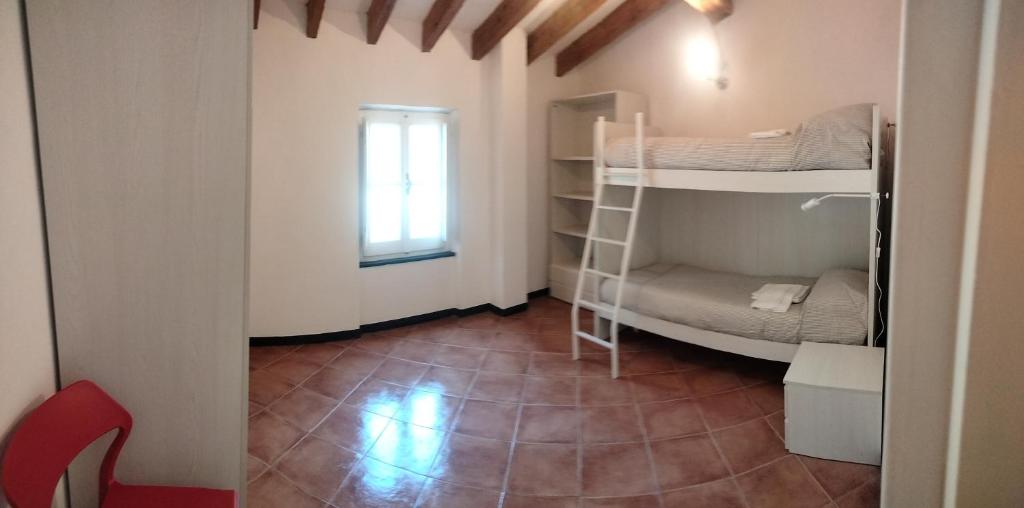 a room with two bunk beds and a window at Casa dell'Arco Civico 35 in San Fruttuoso