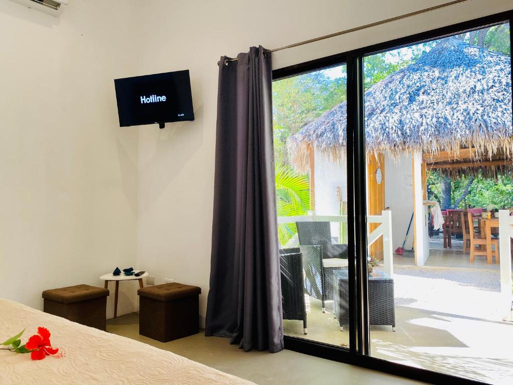 TV a/nebo společenská místnost v ubytování Antema Lodge Secteur Tamarindo, piscine, yoga, gym, jungle et paix
