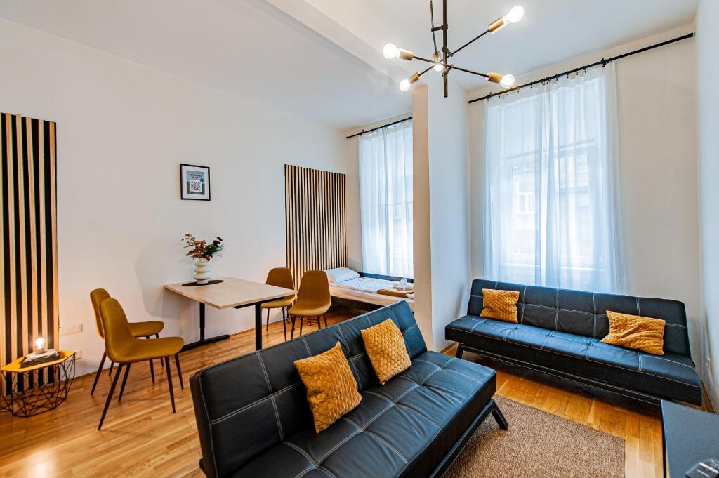 een woonkamer met een bank en een tafel bij My city apartment-Vienna Familyroom in Wenen