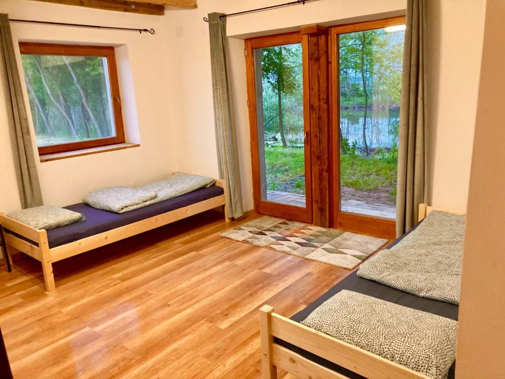 Habitación con 2 camas y puerta con ventanas en Hacienda Verde, en Szentes