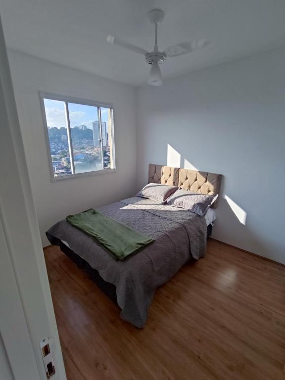 um quarto com uma cama num quarto com uma janela em Apartamento Metrô Giovanni Gronchi - Expo Transamérica - Vibra São Paulo - Autódromo em São Paulo