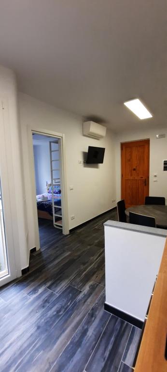 ein Büro mit einem Zimmer mit einem Schreibtisch und einem Bett in der Unterkunft Appartamento Ambrosia in Manarola