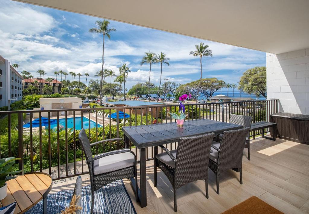 View ng pool sa Maui Parkshore 204 condo o sa malapit