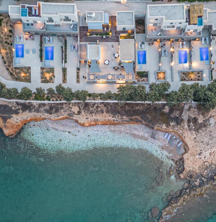 ナウサにあるParos Comfy Suitesの水辺のリゾートの空中ビュー