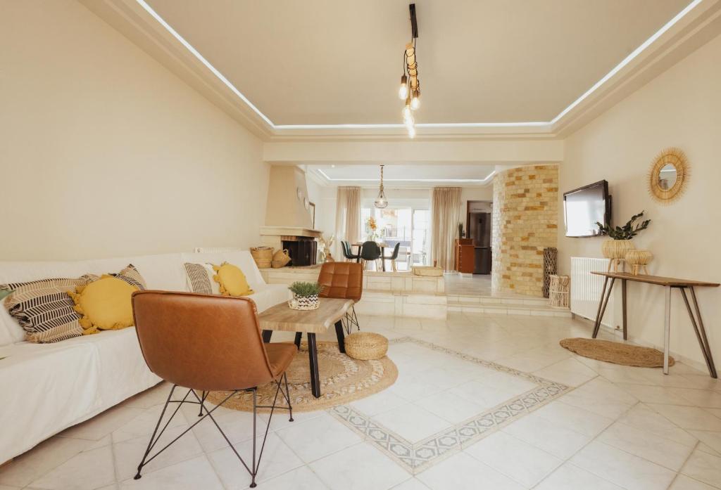 salon z kanapą i stołem w obiekcie CITY CENTER VILLA HERSONISOS w mieście Hersonissos
