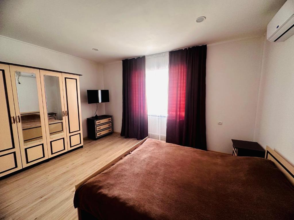 Un dormitorio con una cama grande y una ventana en Private House en Berehove