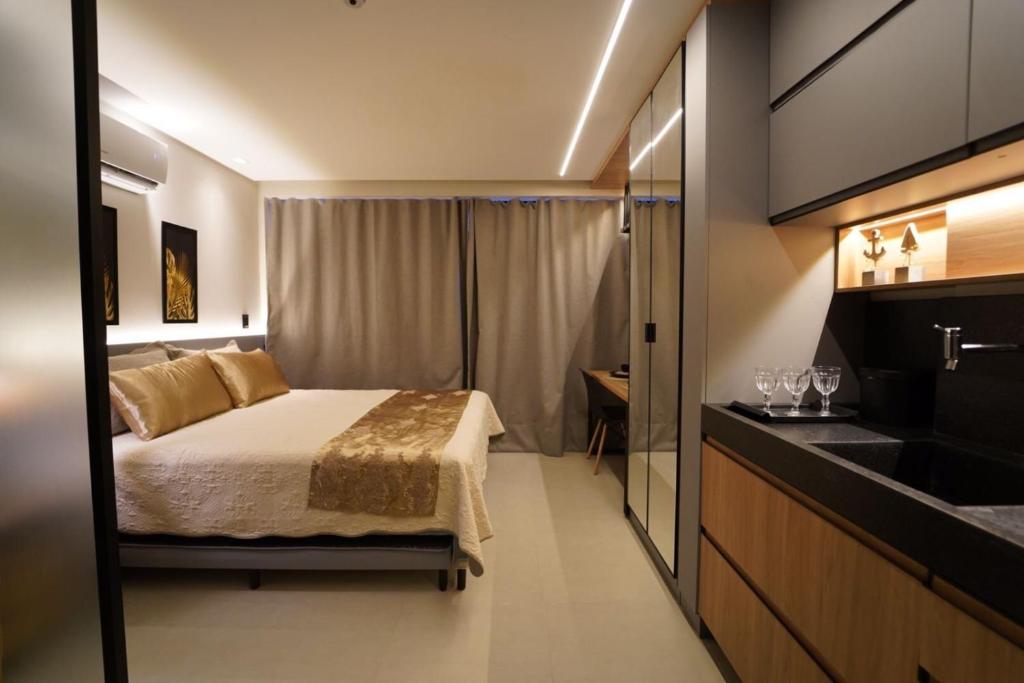 um quarto de hotel com uma cama e um lavatório em Get One - Bessa em João Pessoa