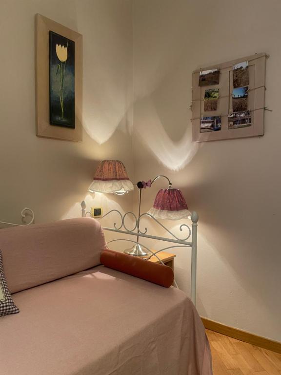 een slaapkamer met een bed met twee lampen erop bij La lavanda di Poppi-mini appartamento in Poppi